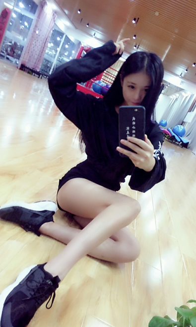 爆艹00后歆婷，完美身材，完美发育，有点犯罪的感觉。